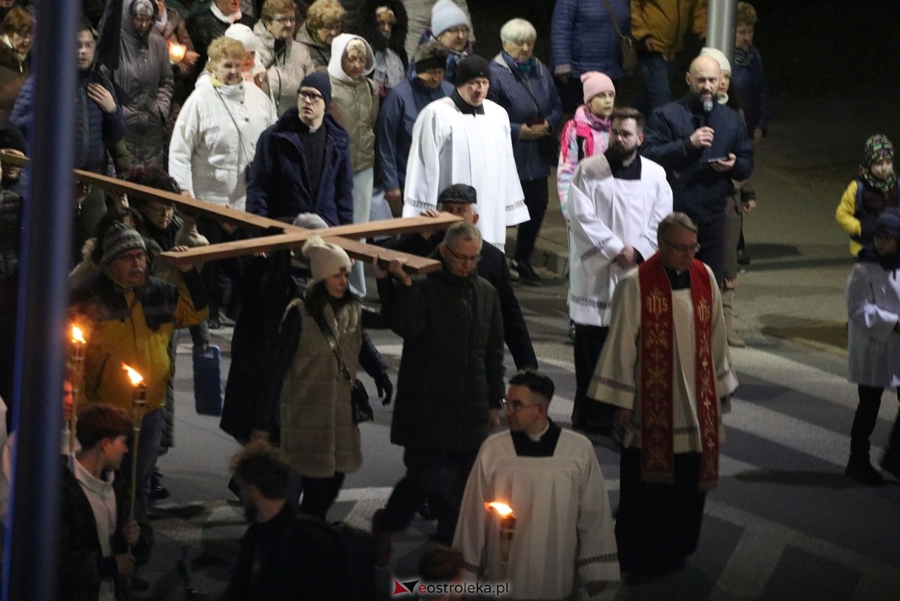 Droga Krzyżowa w kościele pw. Zbawiciela Świata [01.04.2026] - zdjęcie #10 - eOstroleka.pl