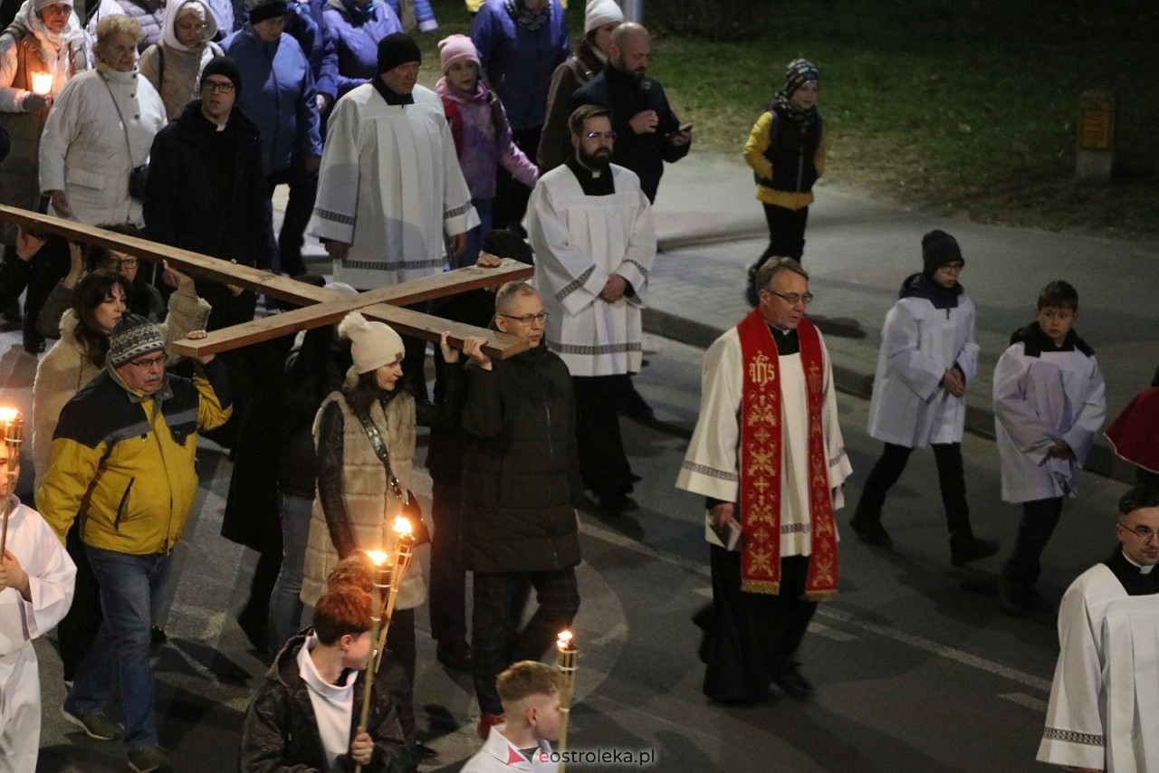 Droga Krzyżowa w kościele pw. Zbawiciela Świata [01.04.2026] - zdjęcie #9 - eOstroleka.pl
