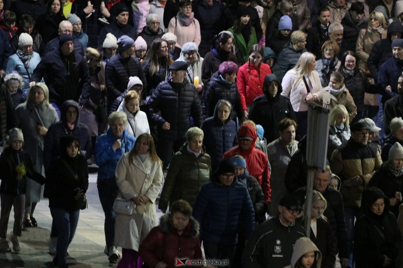 Droga Krzyżowa w kościele pw. Zbawiciela Świata [01.04.2026] - zdjęcie #7 - eOstroleka.pl