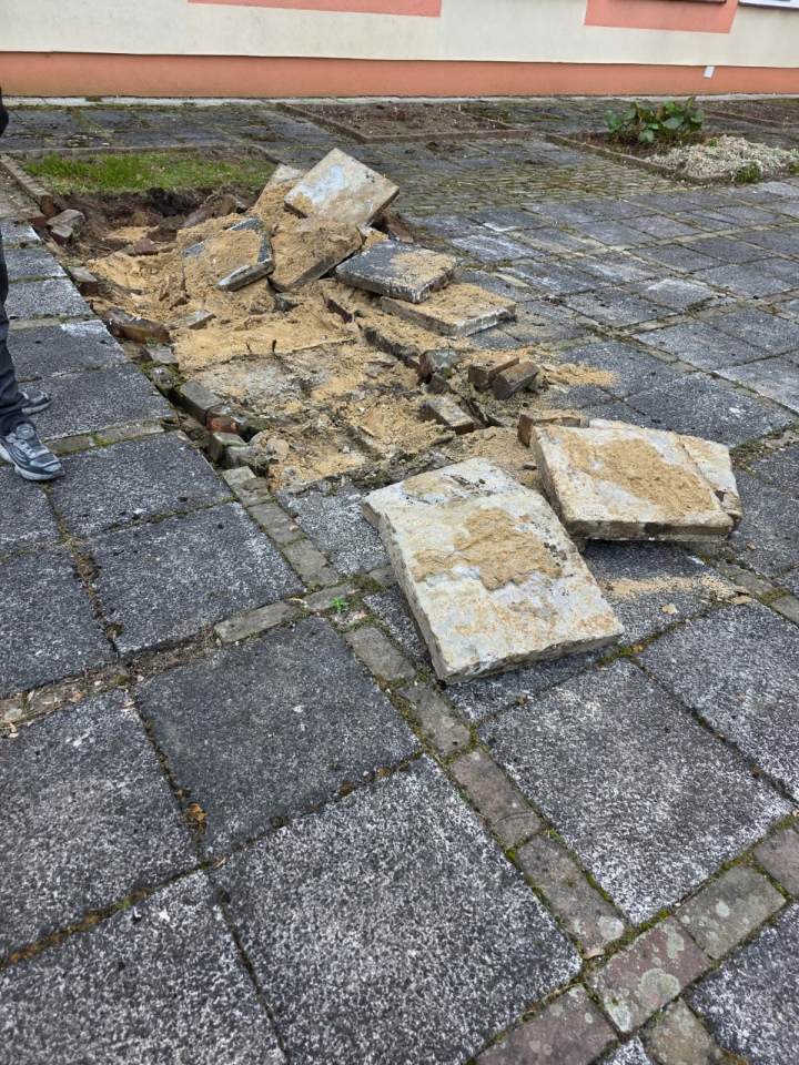 Szkolne atrium SP 5w Ostrołęce przechodzi metamorfozę! Ruszyły prace - zdjęcie #10 - eOstroleka.pl