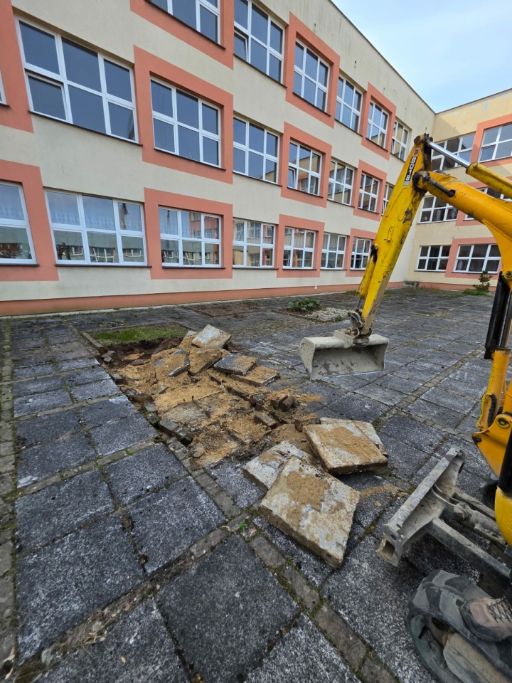 Szkolne atrium SP 5w Ostrołęce przechodzi metamorfozę! Ruszyły prace - zdjęcie #9 - eOstroleka.pl