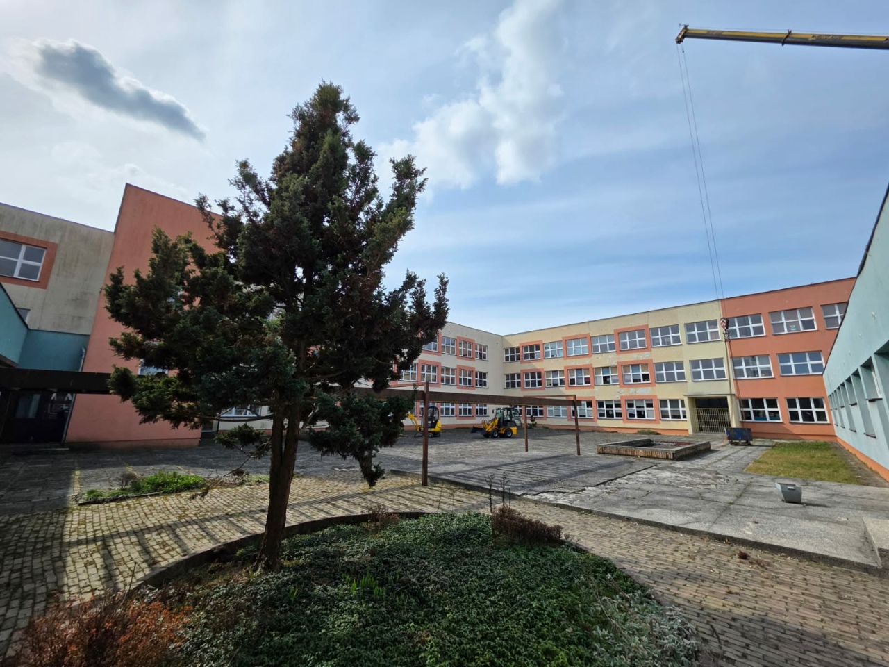 Szkolne atrium SP 5w Ostrołęce przechodzi metamorfozę! Ruszyły prace - zdjęcie #5 - eOstroleka.pl