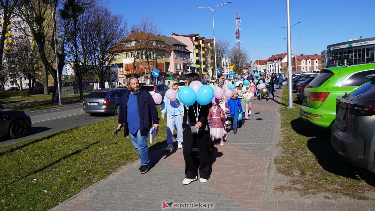 „Galeria Bursztynowa dla autyzmu - rozświetlamy świadomość” [02.04.2026] - zdjęcie #125 - eOstroleka.pl