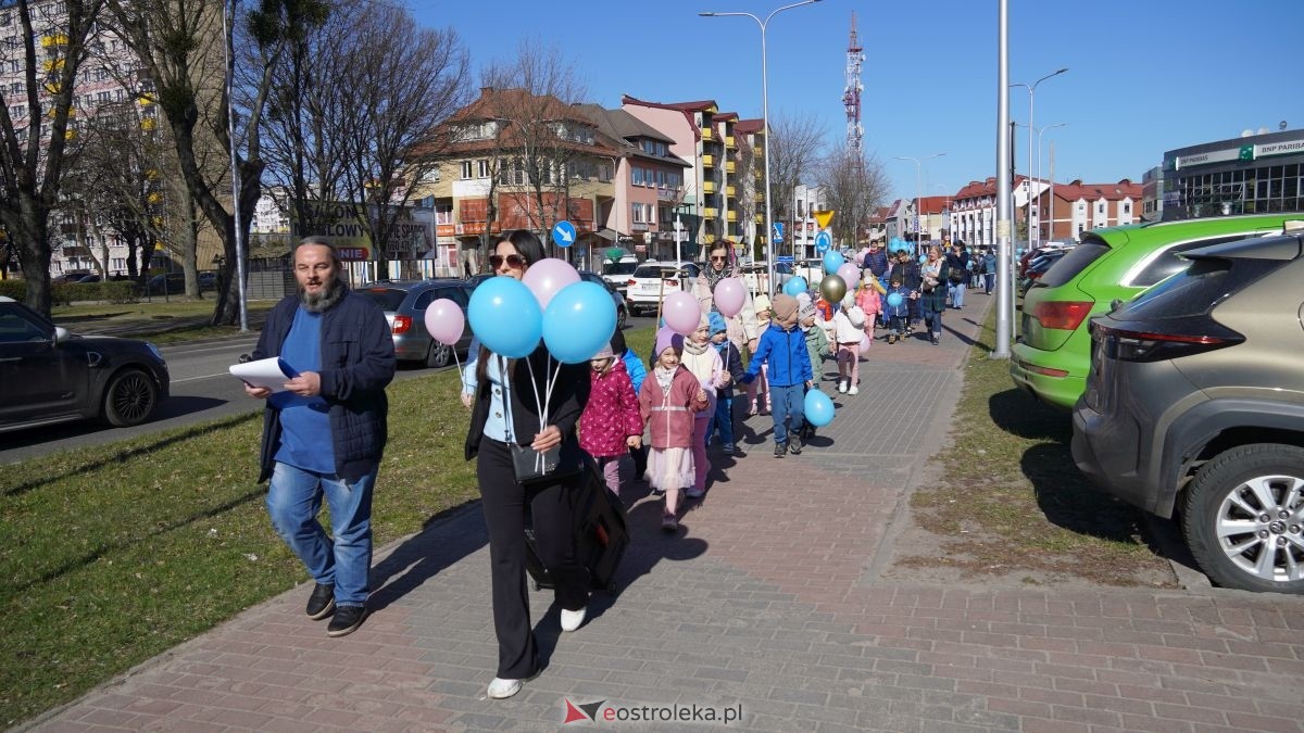 „Galeria Bursztynowa dla autyzmu - rozświetlamy świadomość” [02.04.2026] - zdjęcie #124 - eOstroleka.pl