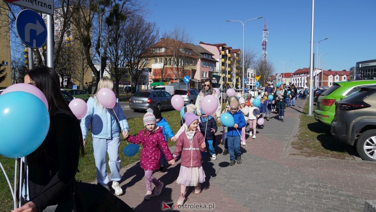 „Galeria Bursztynowa dla autyzmu - rozświetlamy świadomość” [02.04.2026] - zdjęcie #123 - eOstroleka.pl