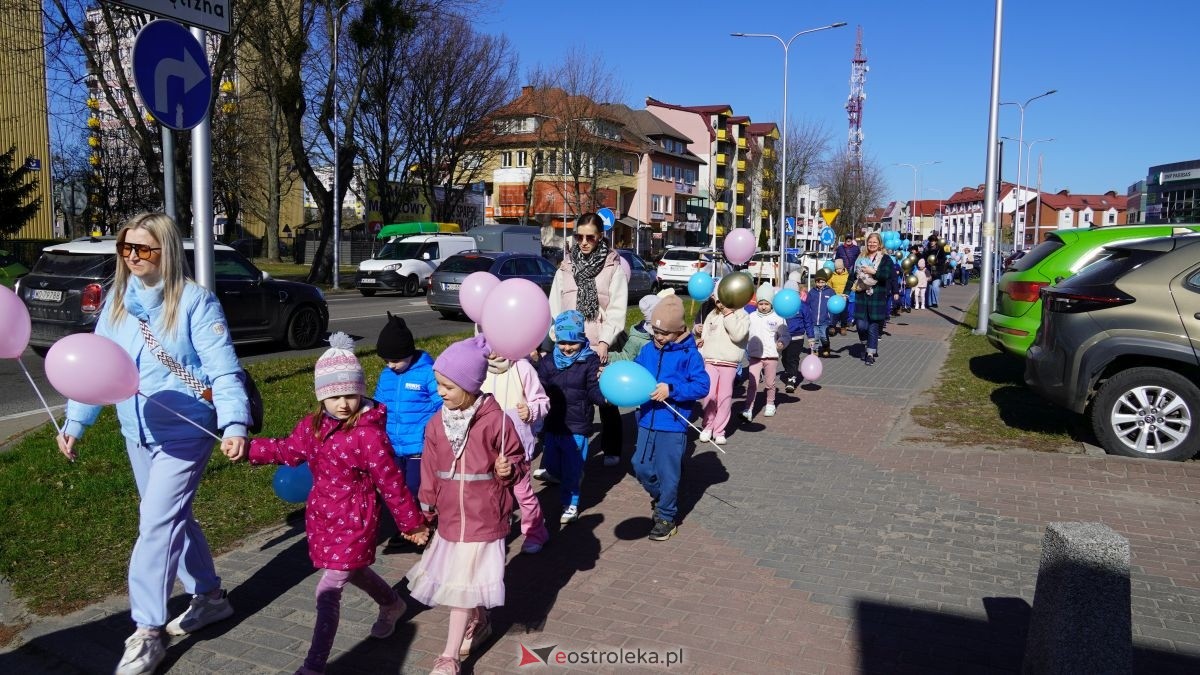 „Galeria Bursztynowa dla autyzmu - rozświetlamy świadomość” [02.04.2026] - zdjęcie #122 - eOstroleka.pl
