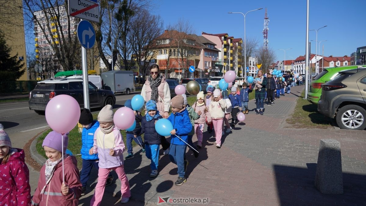 „Galeria Bursztynowa dla autyzmu - rozświetlamy świadomość” [02.04.2026] - zdjęcie #121 - eOstroleka.pl