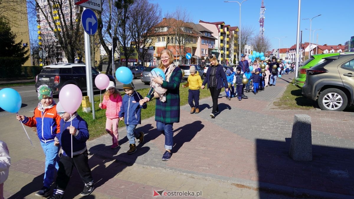 „Galeria Bursztynowa dla autyzmu - rozświetlamy świadomość” [02.04.2026] - zdjęcie #120 - eOstroleka.pl