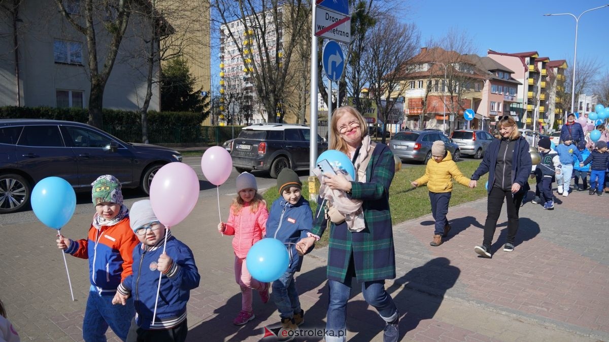 „Galeria Bursztynowa dla autyzmu - rozświetlamy świadomość” [02.04.2026] - zdjęcie #119 - eOstroleka.pl