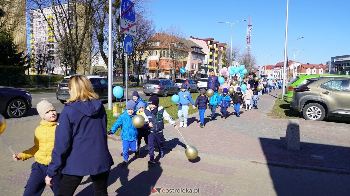 „Galeria Bursztynowa dla autyzmu - rozświetlamy świadomość” [02.04.2026] - zdjęcie #117 - eOstroleka.pl