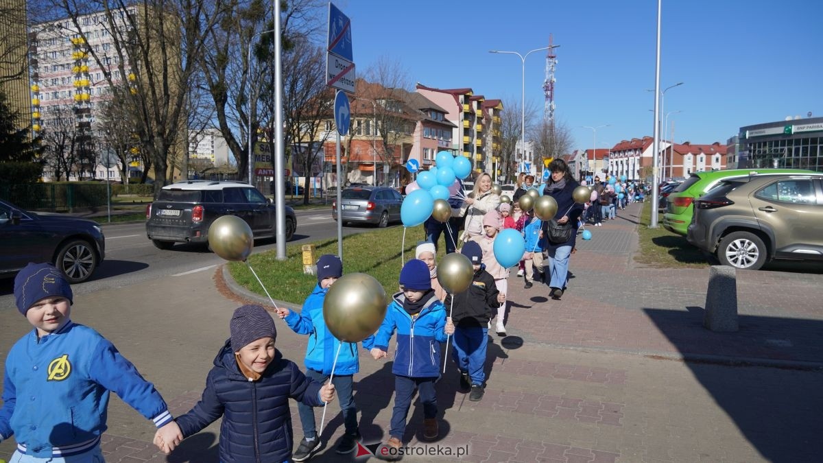 „Galeria Bursztynowa dla autyzmu - rozświetlamy świadomość” [02.04.2026] - zdjęcie #115 - eOstroleka.pl