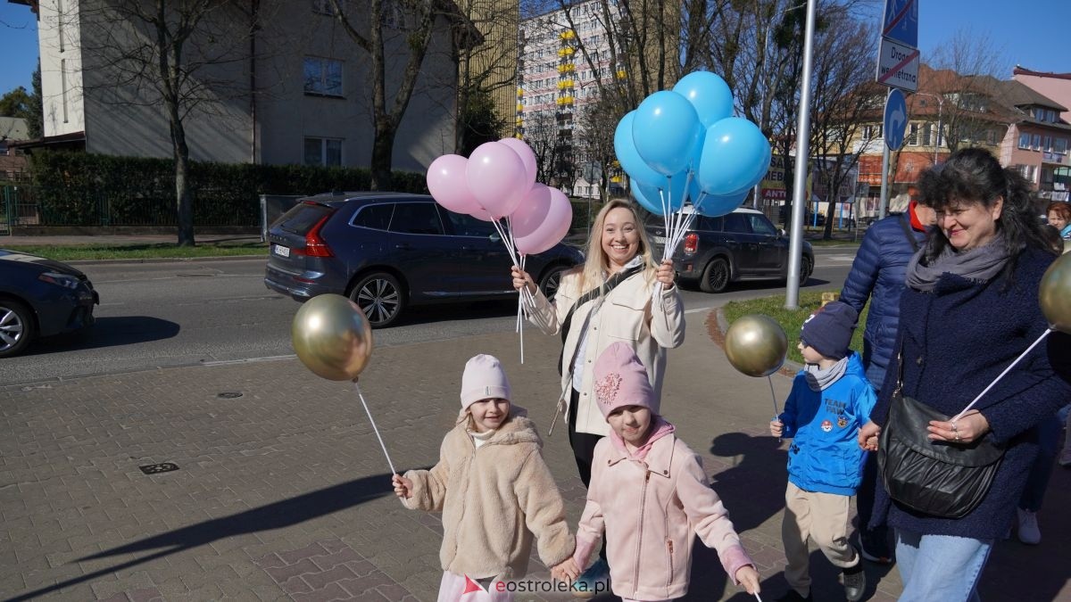 „Galeria Bursztynowa dla autyzmu - rozświetlamy świadomość” [02.04.2026] - zdjęcie #113 - eOstroleka.pl