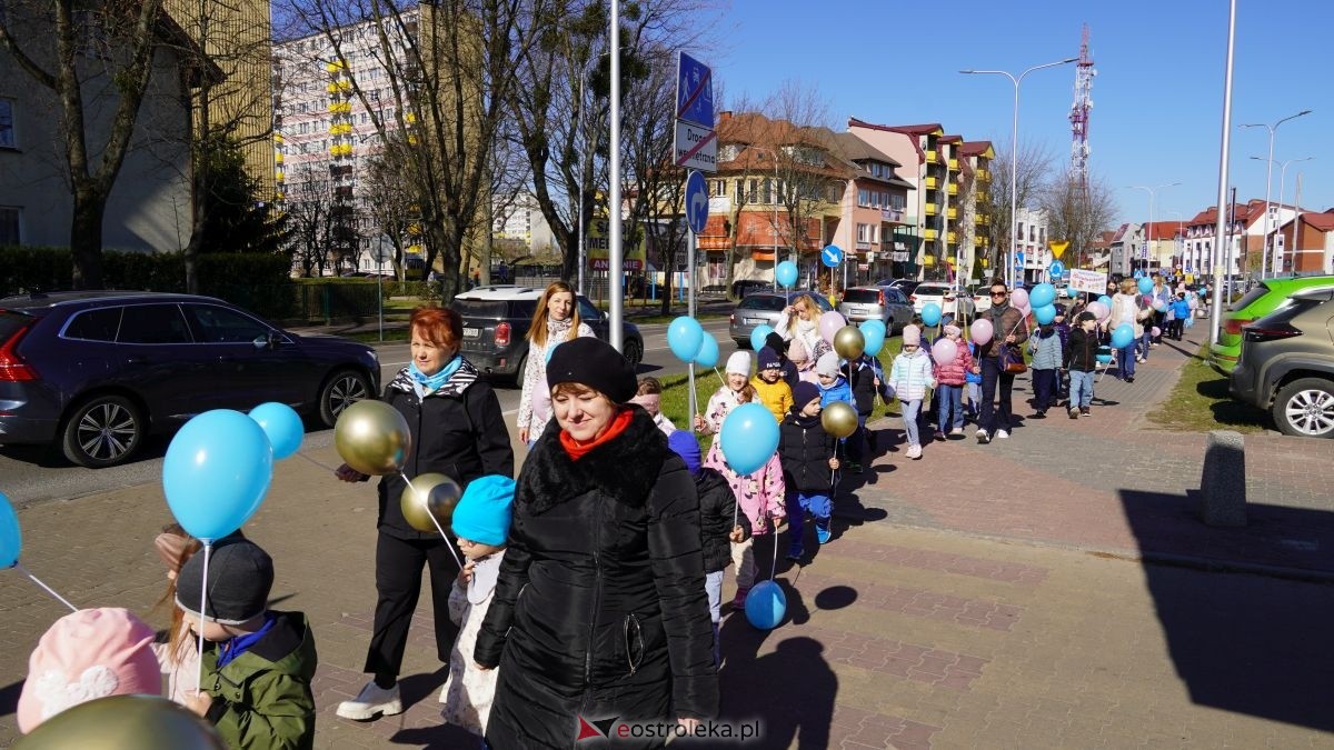 „Galeria Bursztynowa dla autyzmu - rozświetlamy świadomość” [02.04.2026] - zdjęcie #111 - eOstroleka.pl