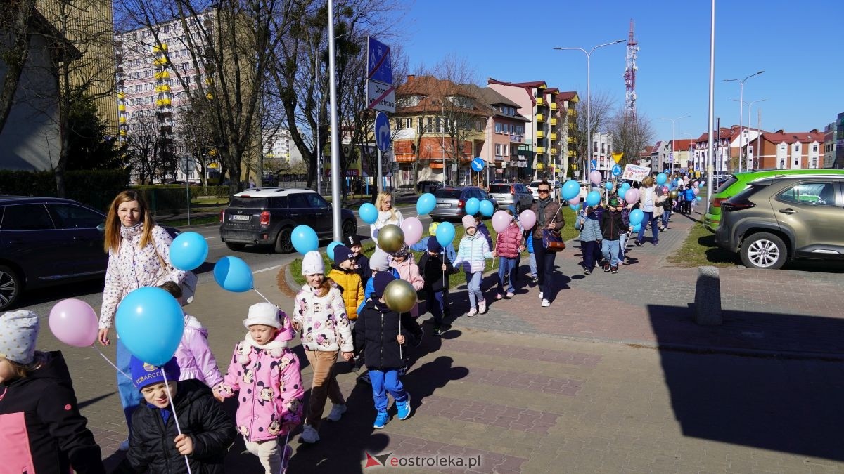 „Galeria Bursztynowa dla autyzmu - rozświetlamy świadomość” [02.04.2026] - zdjęcie #110 - eOstroleka.pl