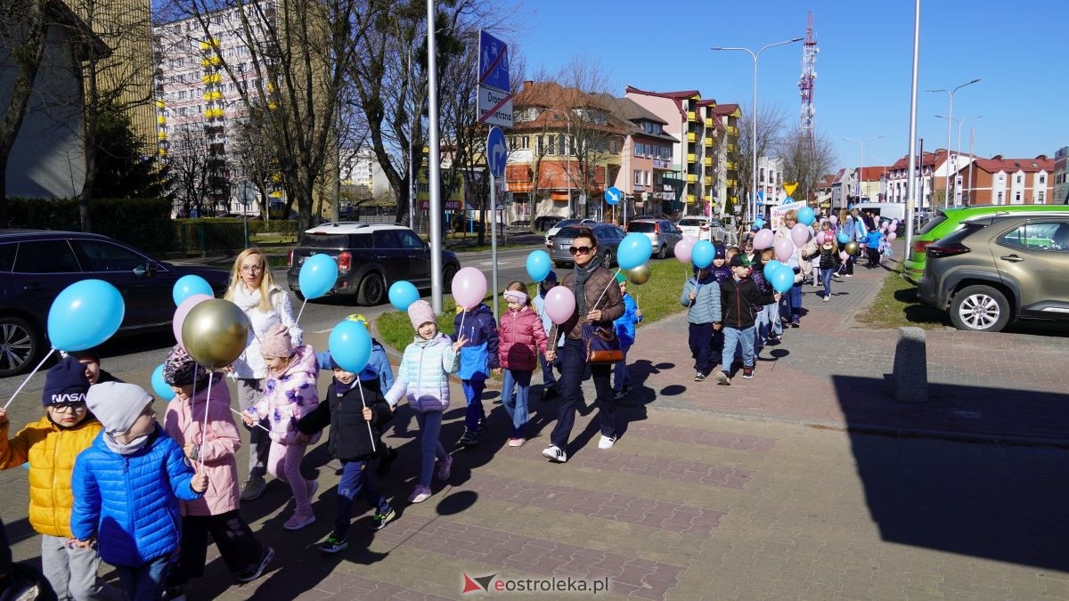 „Galeria Bursztynowa dla autyzmu - rozświetlamy świadomość” [02.04.2026] - zdjęcie #109 - eOstroleka.pl
