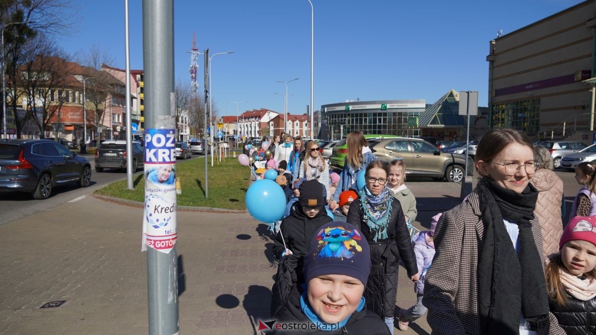 „Galeria Bursztynowa dla autyzmu - rozświetlamy świadomość” [02.04.2026] - zdjęcie #107 - eOstroleka.pl