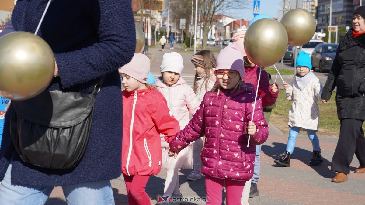 „Galeria Bursztynowa dla autyzmu - rozświetlamy świadomość” [02.04.2026] - zdjęcie #103 - eOstroleka.pl