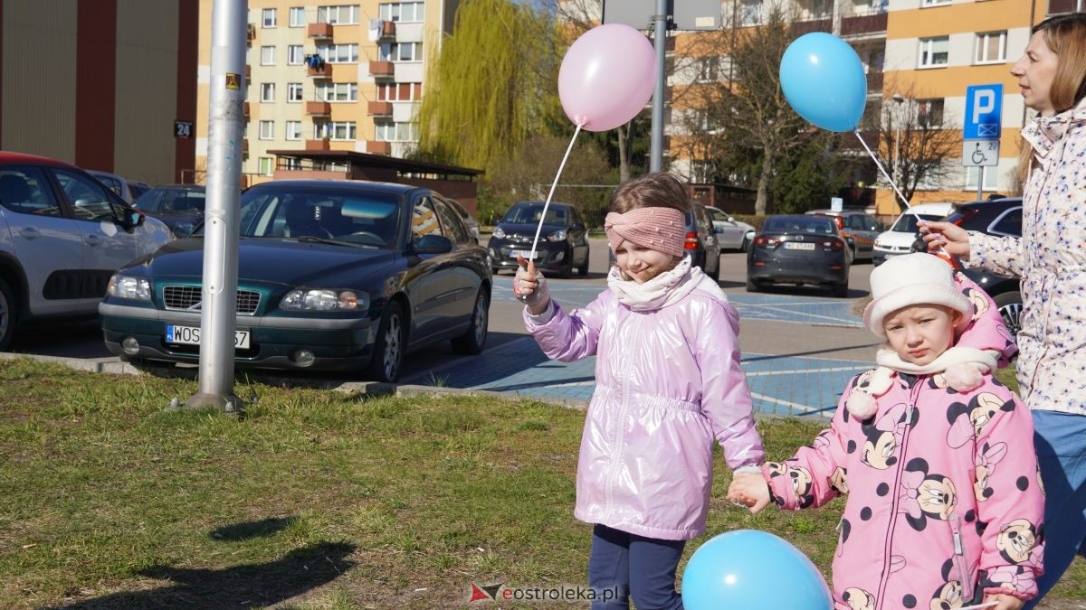 „Galeria Bursztynowa dla autyzmu - rozświetlamy świadomość” [02.04.2026] - zdjęcie #100 - eOstroleka.pl