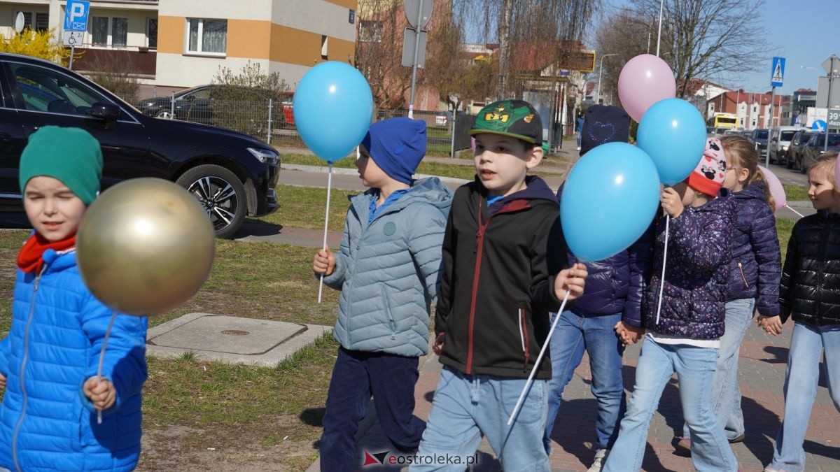 „Galeria Bursztynowa dla autyzmu - rozświetlamy świadomość” [02.04.2026] - zdjęcie #96 - eOstroleka.pl