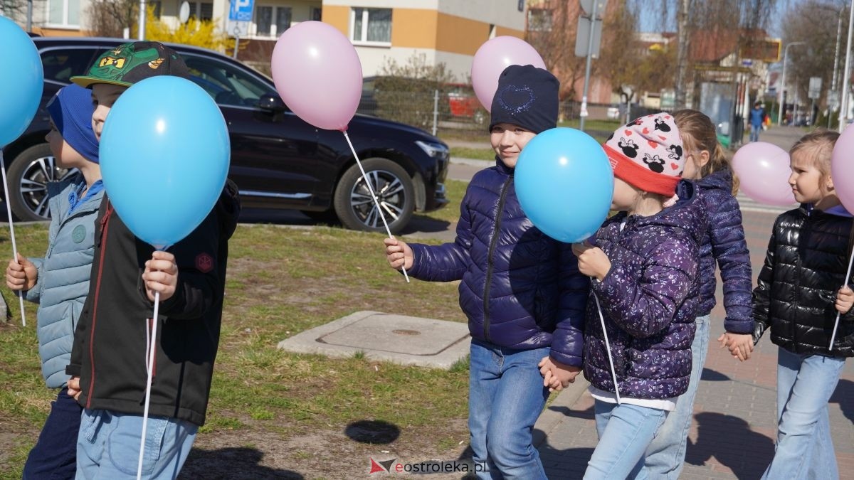 „Galeria Bursztynowa dla autyzmu - rozświetlamy świadomość” [02.04.2026] - zdjęcie #95 - eOstroleka.pl