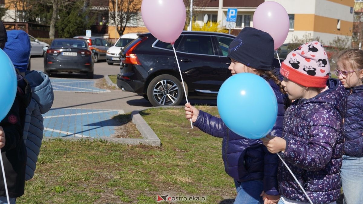 „Galeria Bursztynowa dla autyzmu - rozświetlamy świadomość” [02.04.2026] - zdjęcie #94 - eOstroleka.pl