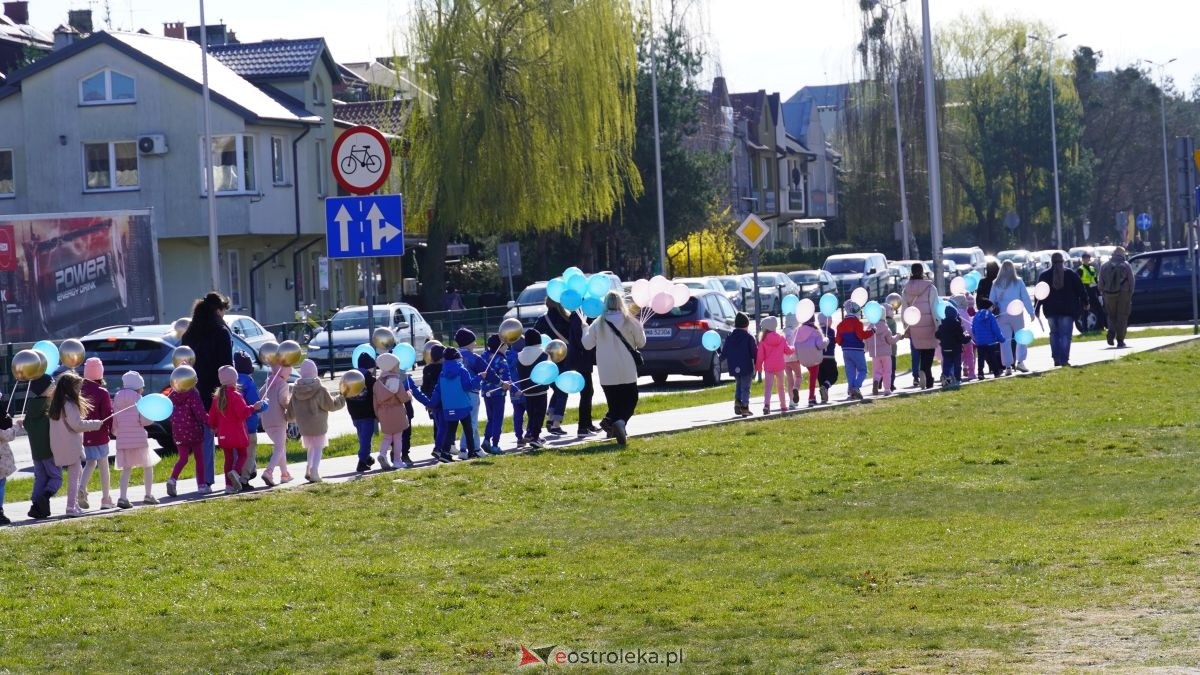 „Galeria Bursztynowa dla autyzmu - rozświetlamy świadomość” [02.04.2026] - zdjęcie #80 - eOstroleka.pl
