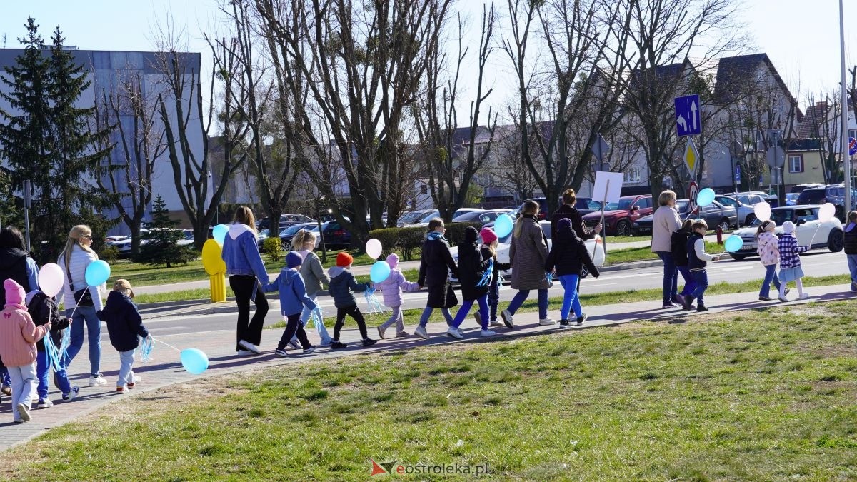 „Galeria Bursztynowa dla autyzmu - rozświetlamy świadomość” [02.04.2026] - zdjęcie #79 - eOstroleka.pl
