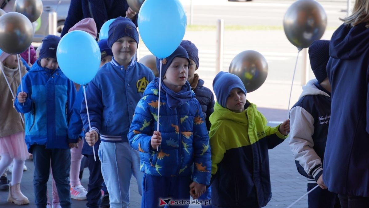 „Galeria Bursztynowa dla autyzmu - rozświetlamy świadomość” [02.04.2026] - zdjęcie #77 - eOstroleka.pl