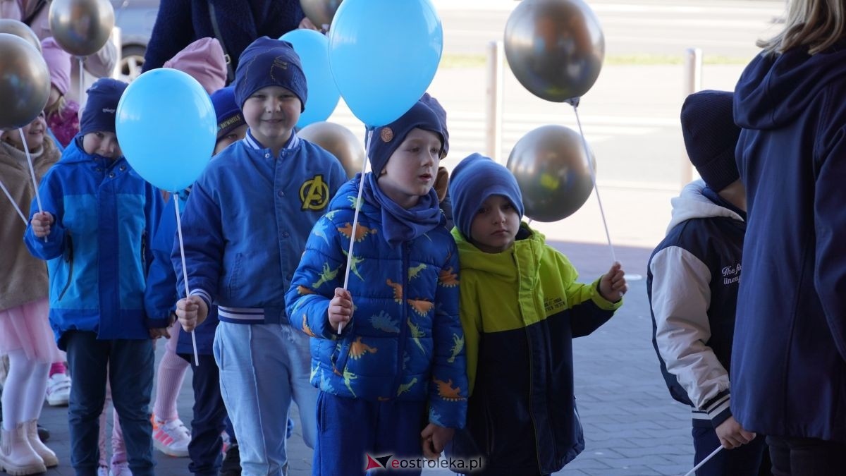 „Galeria Bursztynowa dla autyzmu - rozświetlamy świadomość” [02.04.2026] - zdjęcie #76 - eOstroleka.pl