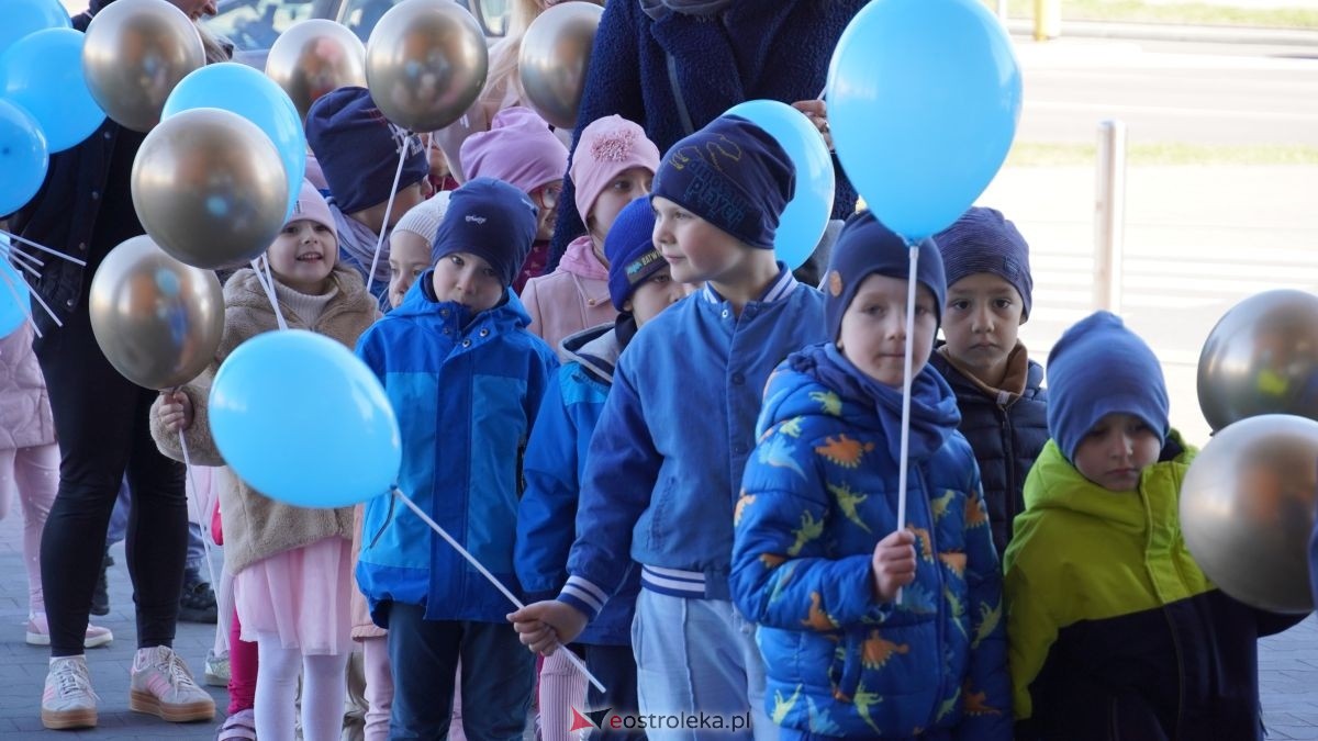 „Galeria Bursztynowa dla autyzmu - rozświetlamy świadomość” [02.04.2026] - zdjęcie #75 - eOstroleka.pl