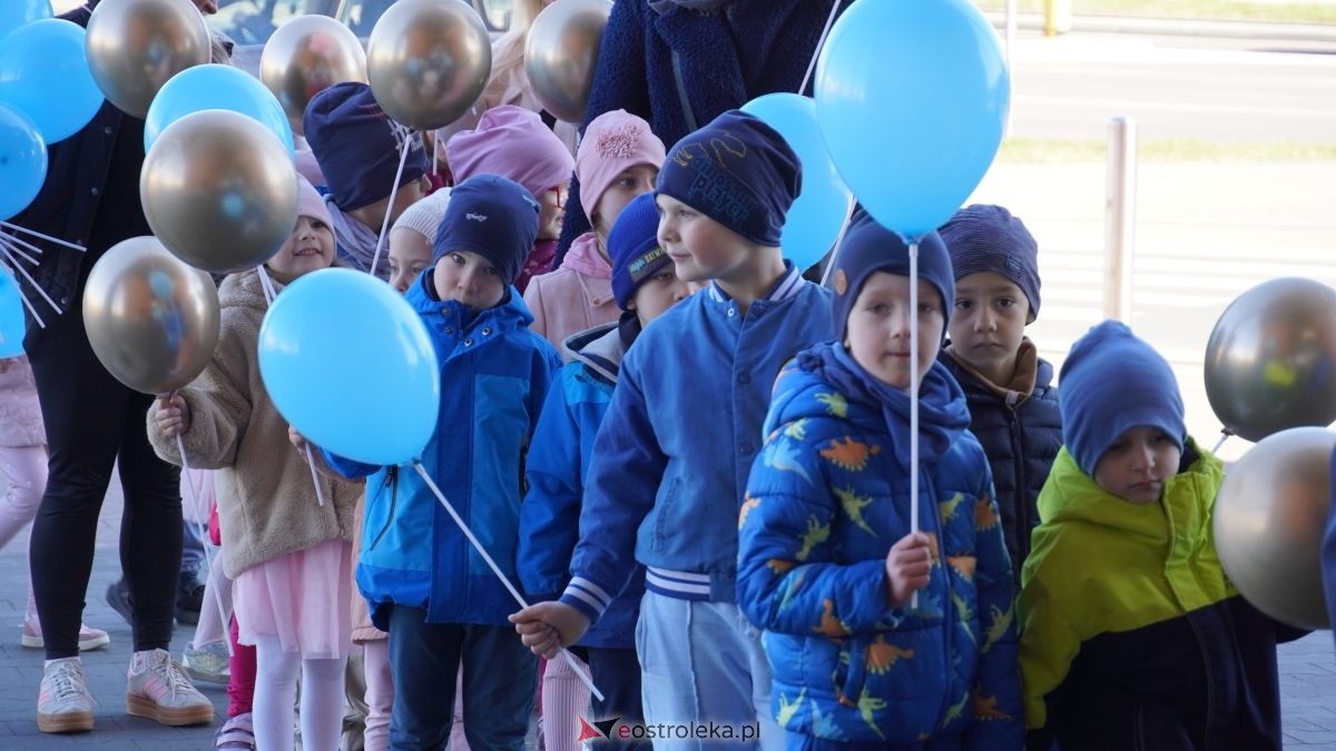 „Galeria Bursztynowa dla autyzmu - rozświetlamy świadomość” [02.04.2026] - zdjęcie #74 - eOstroleka.pl