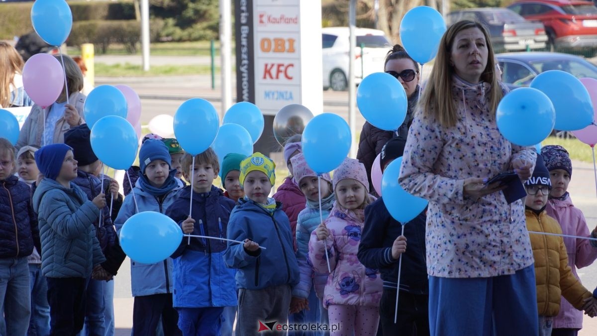 „Galeria Bursztynowa dla autyzmu - rozświetlamy świadomość” [02.04.2026] - zdjęcie #71 - eOstroleka.pl