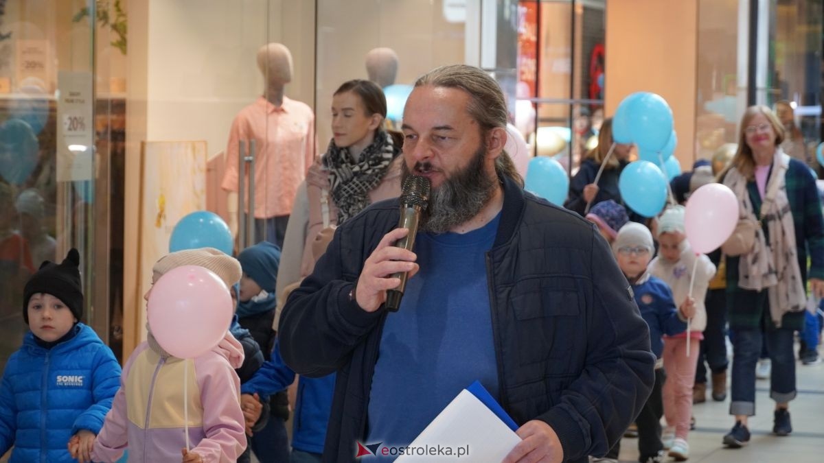 „Galeria Bursztynowa dla autyzmu - rozświetlamy świadomość” [02.04.2026] - zdjęcie #70 - eOstroleka.pl