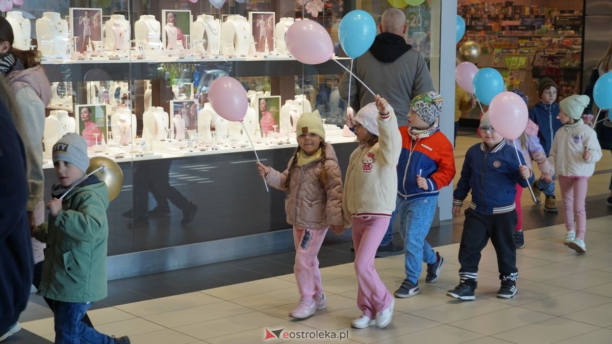 „Galeria Bursztynowa dla autyzmu - rozświetlamy świadomość” [02.04.2026] - zdjęcie #69 - eOstroleka.pl