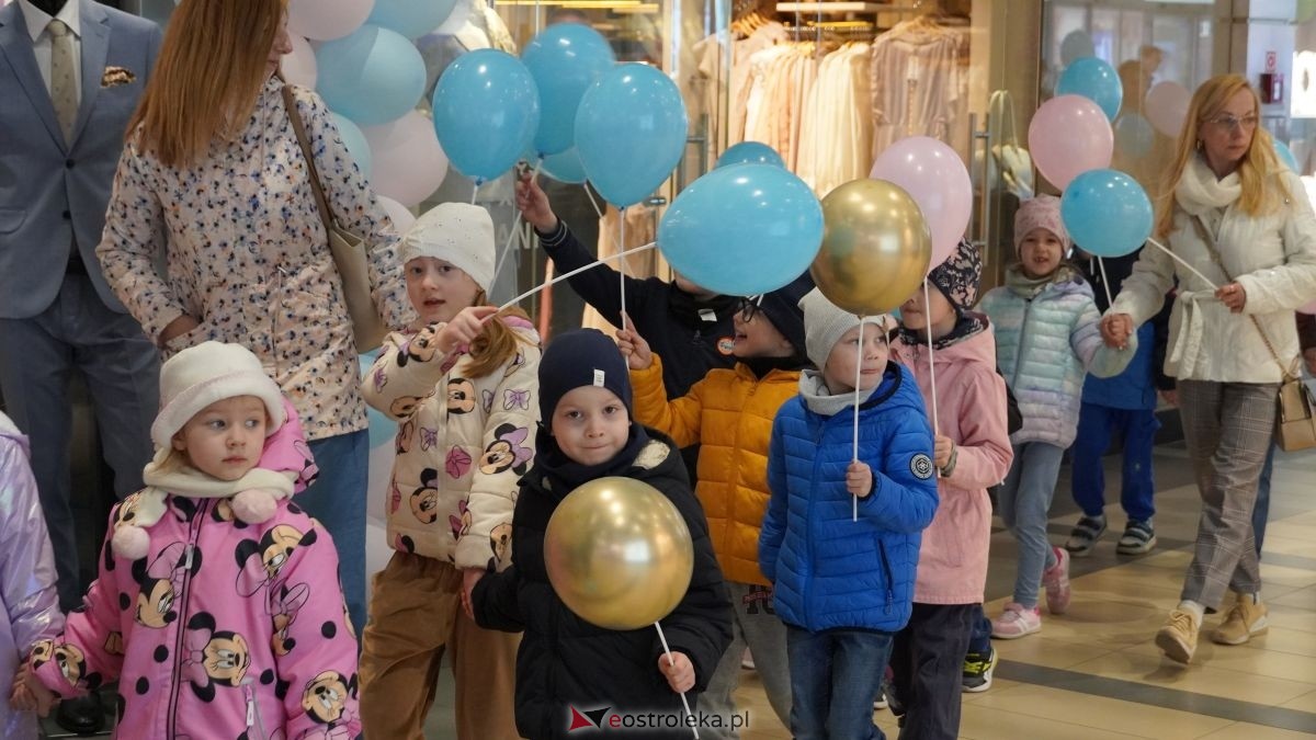 „Galeria Bursztynowa dla autyzmu - rozświetlamy świadomość” [02.04.2026] - zdjęcie #64 - eOstroleka.pl