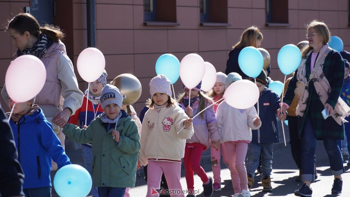 „Galeria Bursztynowa dla autyzmu - rozświetlamy świadomość” [02.04.2026] - zdjęcie #62 - eOstroleka.pl