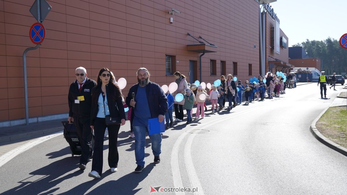 „Galeria Bursztynowa dla autyzmu - rozświetlamy świadomość” [02.04.2026] - zdjęcie #61 - eOstroleka.pl