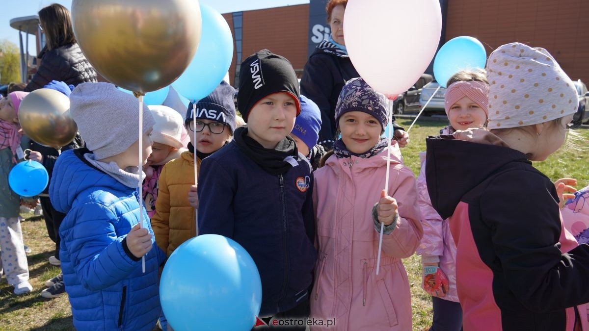 „Galeria Bursztynowa dla autyzmu - rozświetlamy świadomość” [02.04.2026] - zdjęcie #35 - eOstroleka.pl