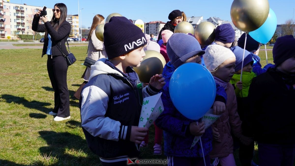 „Galeria Bursztynowa dla autyzmu - rozświetlamy świadomość” [02.04.2026] - zdjęcie #31 - eOstroleka.pl