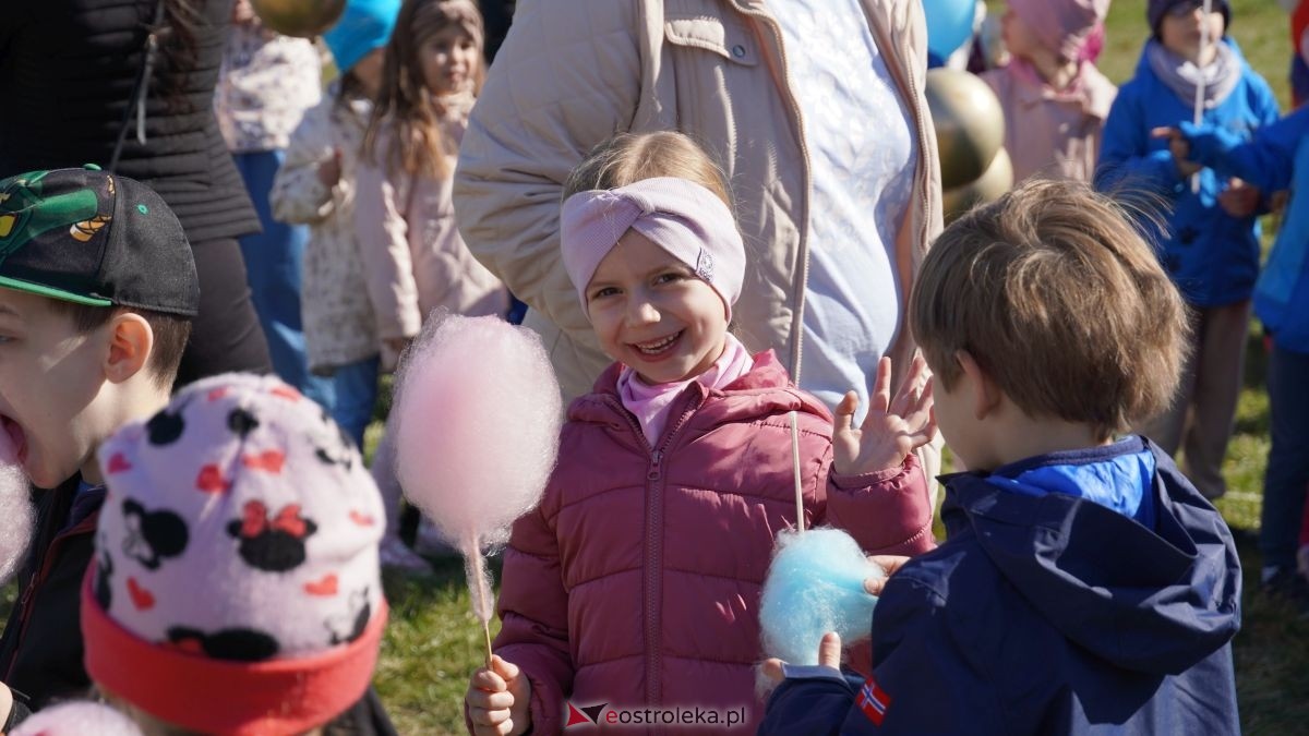 „Galeria Bursztynowa dla autyzmu - rozświetlamy świadomość” [02.04.2026] - zdjęcie #28 - eOstroleka.pl