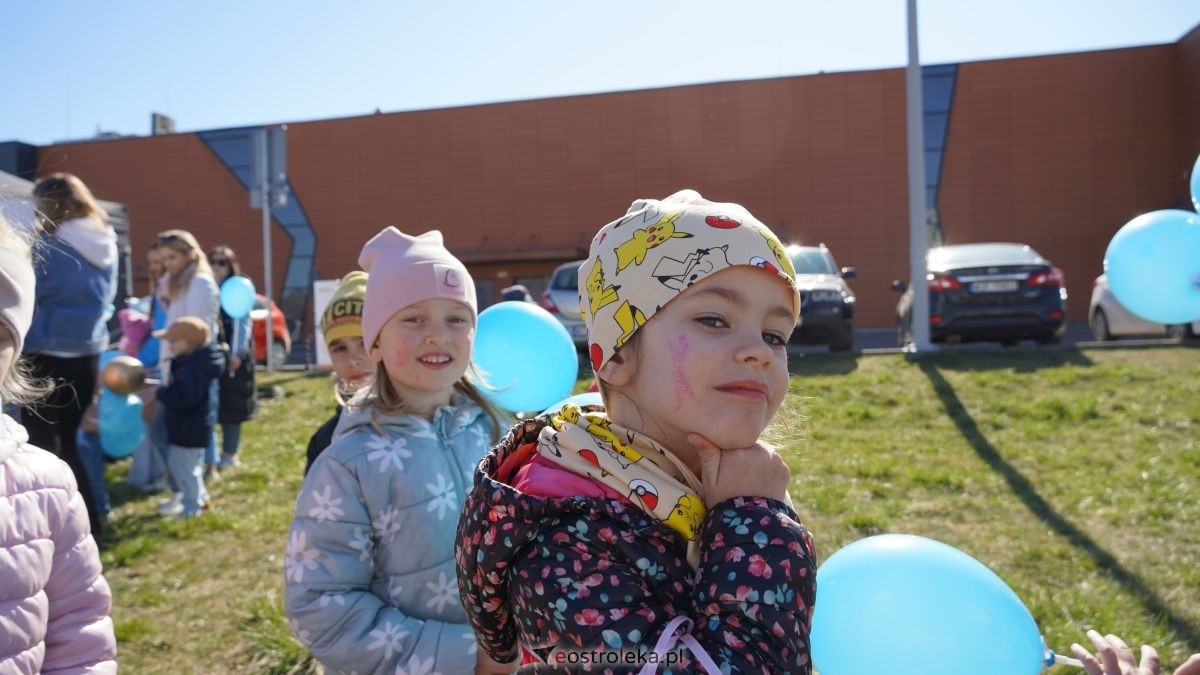 „Galeria Bursztynowa dla autyzmu - rozświetlamy świadomość” [02.04.2026] - zdjęcie #20 - eOstroleka.pl