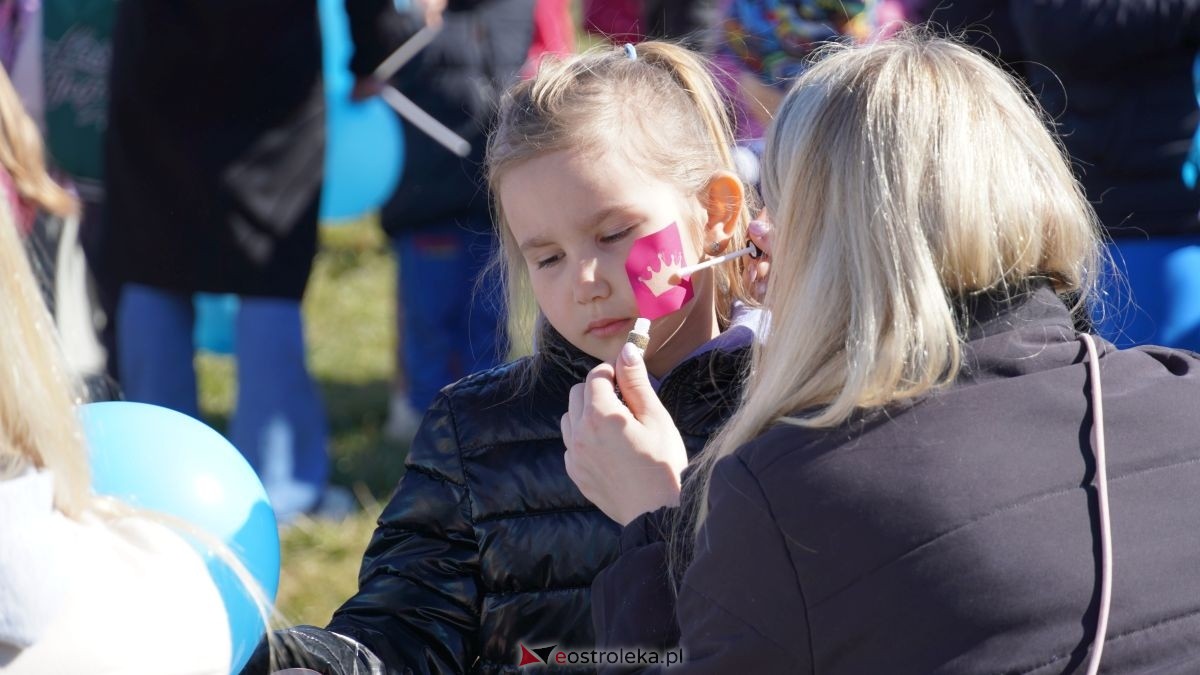 „Galeria Bursztynowa dla autyzmu - rozświetlamy świadomość” [02.04.2026] - zdjęcie #19 - eOstroleka.pl