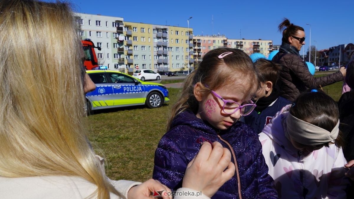 „Galeria Bursztynowa dla autyzmu - rozświetlamy świadomość” [02.04.2026] - zdjęcie #17 - eOstroleka.pl