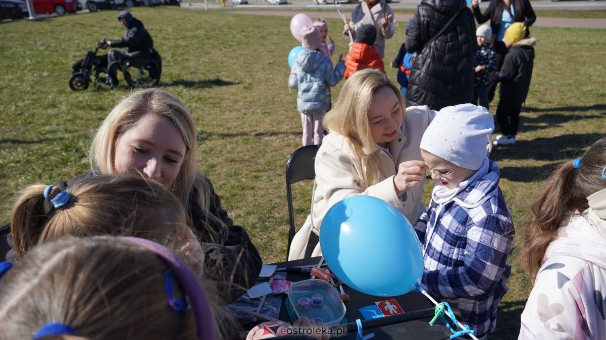 „Galeria Bursztynowa dla autyzmu - rozświetlamy świadomość” [02.04.2026] - zdjęcie #16 - eOstroleka.pl