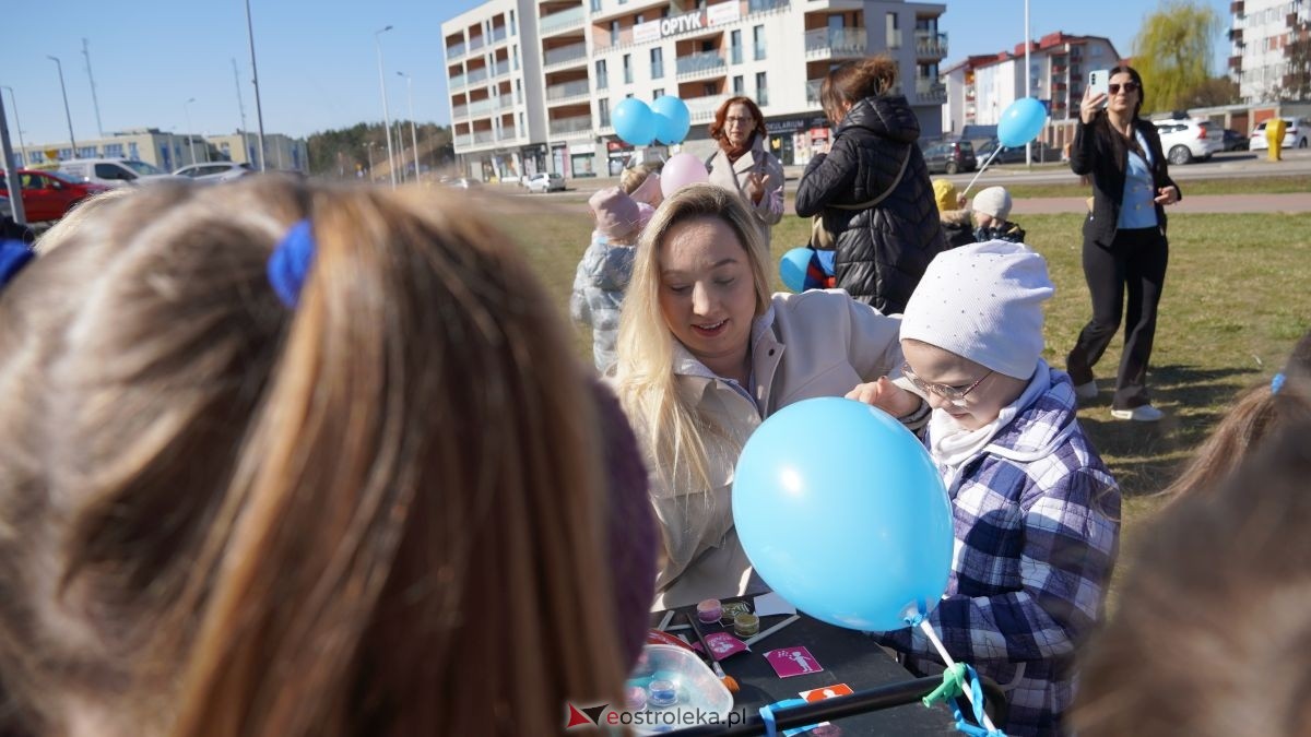 „Galeria Bursztynowa dla autyzmu - rozświetlamy świadomość” [02.04.2026] - zdjęcie #15 - eOstroleka.pl