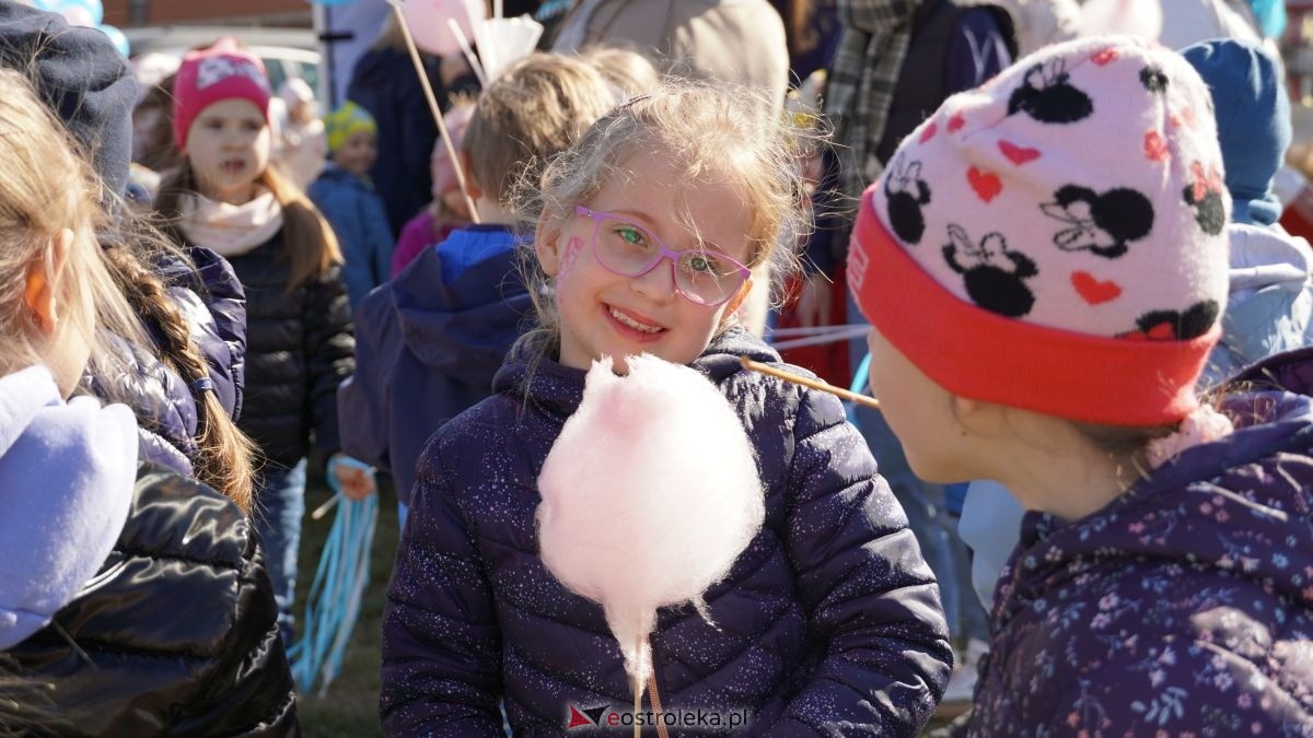 „Galeria Bursztynowa dla autyzmu - rozświetlamy świadomość” [02.04.2026] - zdjęcie #12 - eOstroleka.pl