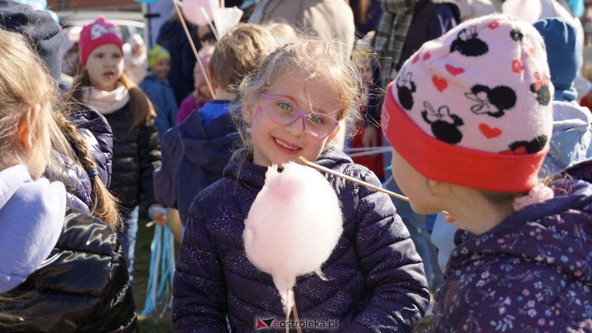 „Galeria Bursztynowa dla autyzmu - rozświetlamy świadomość” [02.04.2026] - zdjęcie #11 - eOstroleka.pl