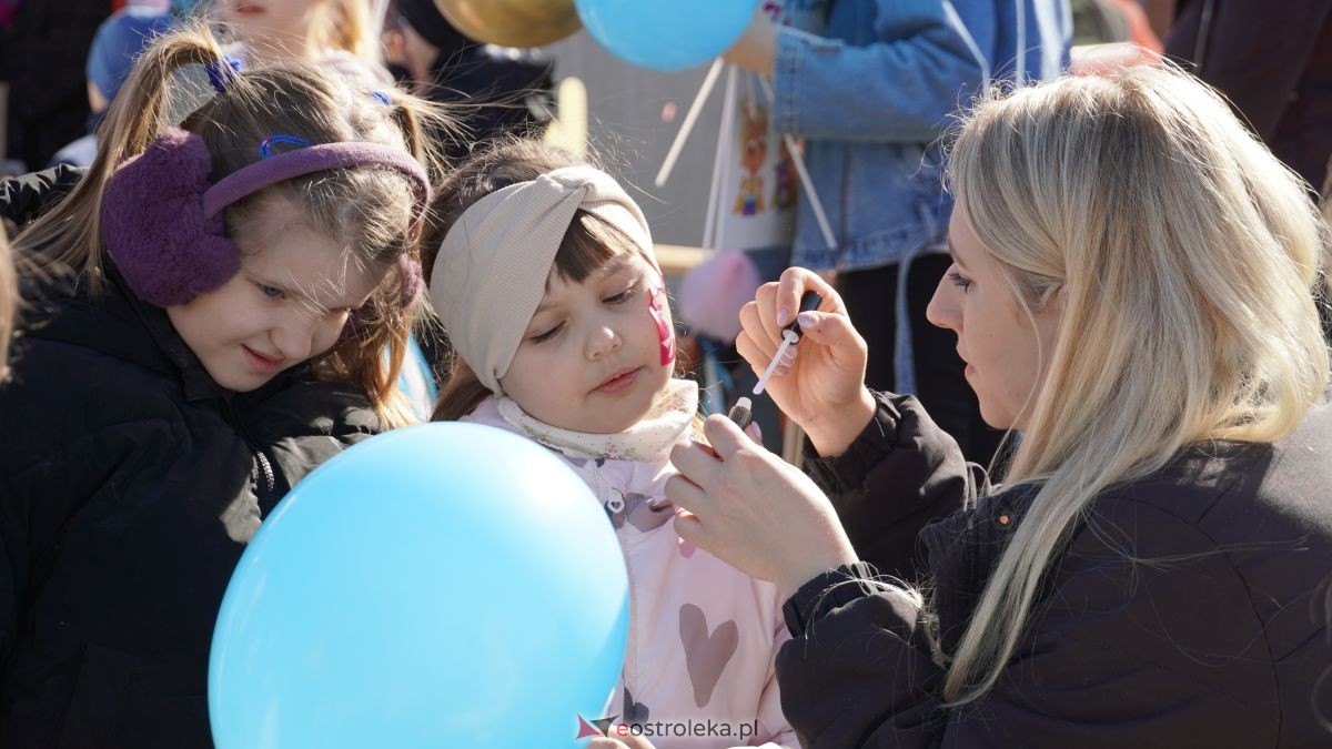 „Galeria Bursztynowa dla autyzmu - rozświetlamy świadomość” [02.04.2026] - zdjęcie #8 - eOstroleka.pl