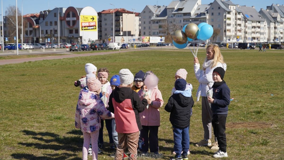 „Galeria Bursztynowa dla autyzmu - rozświetlamy świadomość” [02.04.2026] - zdjęcie #7 - eOstroleka.pl