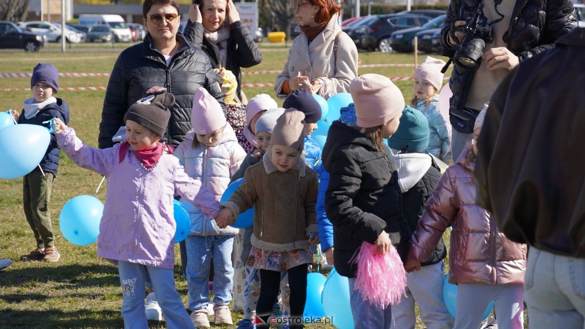 „Galeria Bursztynowa dla autyzmu - rozświetlamy świadomość” [02.04.2026] - zdjęcie #6 - eOstroleka.pl